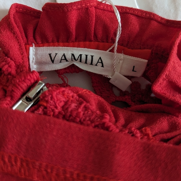 Red romper with shorts. Size L. - Picture 3 of 3